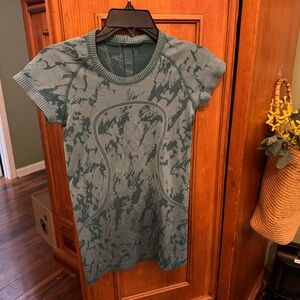 lululemon athletica Green Patterned Short Sleeve Tee